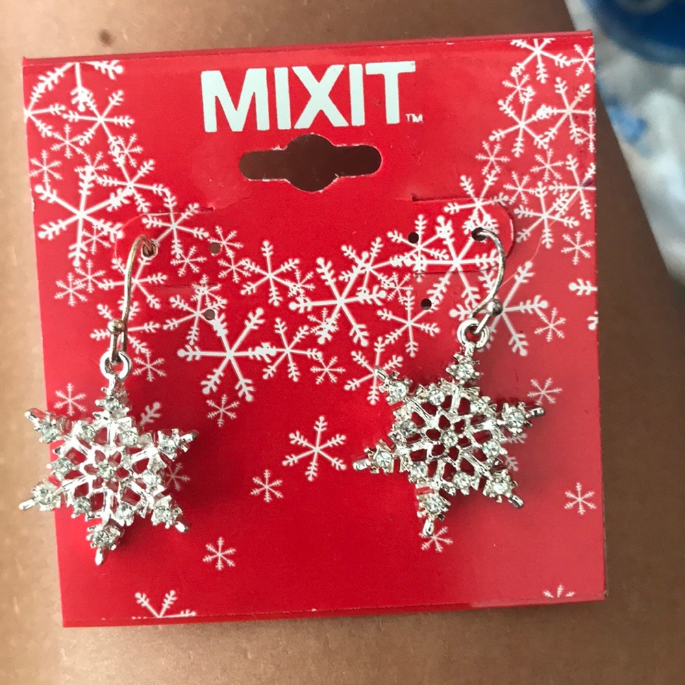 Snowflake dangled earrings